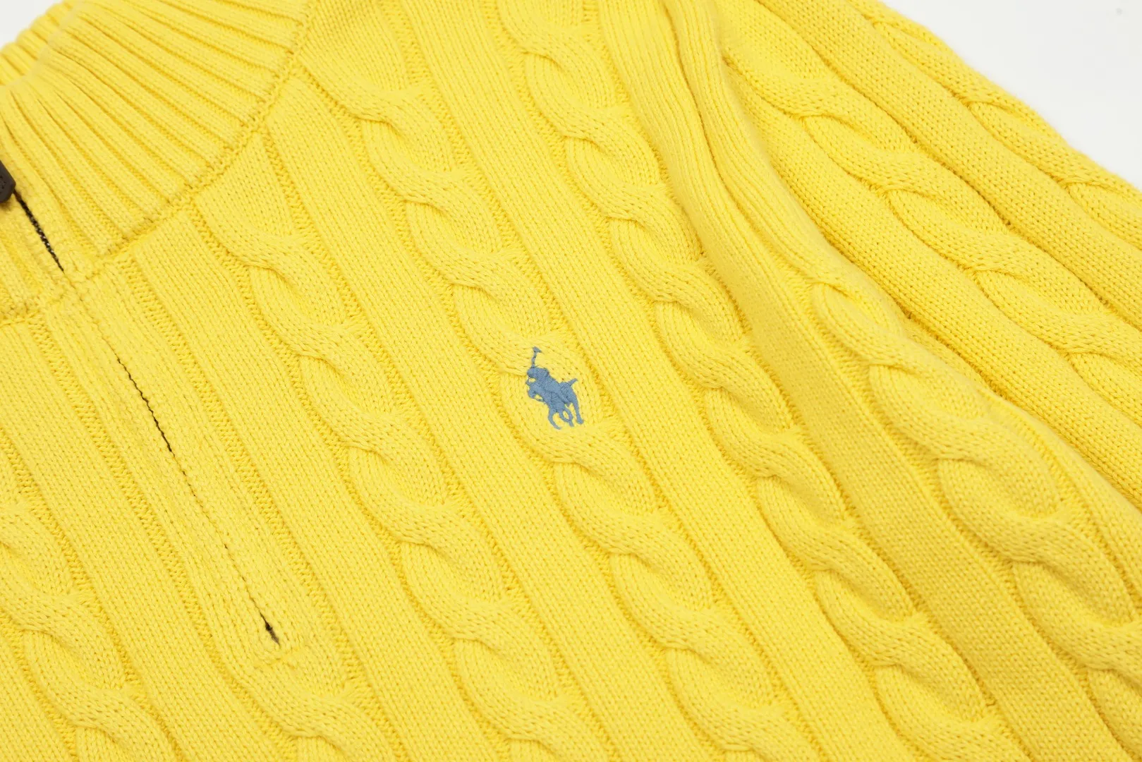 🅿️250 "Top quality" Style number: DS014# [Ralph Lauren half-zip solid color pony embroidered logo twist knitted sweater] ✅Ralph Lauren half-zip classic basic versatile unisex couple pullover sweater ✅Main supplier platform live broadcast Wholesale entity Replenish when out of stock Not removed from shelves ✅ZP quality 1:1 version Scan the code to enter the GF website Counter quality ✅Detailed quality The only one in Guangzhou Imported quality cotton yarn, focusing on high-end, cost-effective, good quality needless to say ✅The version is restored to the original order, the maximum size can be worn up to 200 pounds, loose, comfortable and stress-free ✅The upper body is simple and easy to match, ootd must-have style, good-looking clothes are never picky, a must-have wardrobe recommendation Size: S-XL Color: Navy blue, off-white, black, gray, khaki, light blue, yellow, pink, olive green, Chinese red